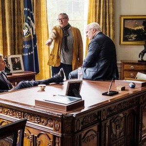 VICE, FROM LEFT: SAM ROCKWELL AS GEORGE W. BUSH, DIRECTOR ADAM MCKAY, CHRISTIAN BALE AS DICK CHENEY, PRODUCER KEVIN MESSICK, 2018. PH: MATT KENNEDY/© ANNAPURNA PICTURES