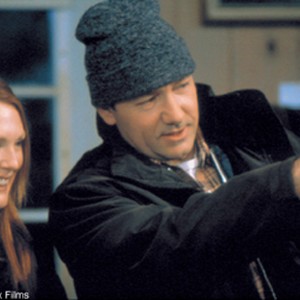 Julianne Moore and Kevin Spacey on the set of THE SHIPPING NEWS. photo 15