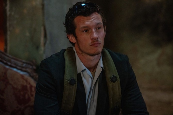 虛擬國度戀曲：演員的夢想、士兵的忠誠，與 Atropia 的黑色喜劇交織。