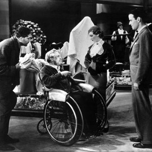 MYSTERY OF THE WAX MUSEUM, Lionel Atwill (in chair), Fay Wray, 1932