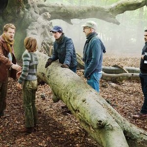 INTO THE WOODS, first four from left: James Corden, Daniel Huttlestone, director Rob Marshall, producer John DeLuca, on set, 2014. ph: Peter Mountain/©Walt Disney Studios Motion Pictures