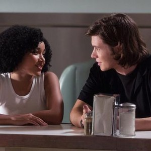 EVERYTHING, EVERYTHING, FROM LEFT: AMANDLA STENBERG, NICK ROBINSON, 2017. PH: DOANE GREGORY/© WARNER BROS.
