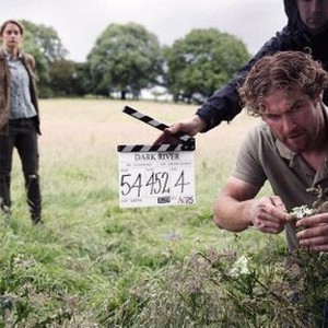 DARK RIVER, RUTH WILSON (LEFT), MARK STANLEY (FRONT RIGHT), ON SET, 2017. PH: DEAN ROGERS/© FILMRISE