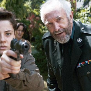 THE WHITE KING, FROM LEFT: LORENZO ALLCHURCH, FIONA SHAW, JONATHAN PRYCE, 2016. © FILM MOVEMENT