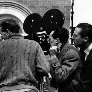 ODD MAN OUT, cinematographer Robert Krasker (center, at camera), director Carol Reed (right), on set, 1947 oddmanout1947-fsct06(oddmanout1947-fsct06)