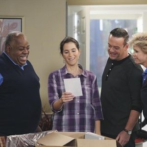 The Neighbors, from left: Reginald Veljohnson, Jami Gertz, Lenny Venito, Meredith Baxter, 'Supreme Like Me', Season 2, Ep. #10, 12/06/2013, ©ABC
