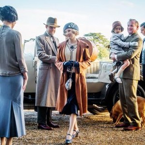 DOWNTON ABBEY, FROM LEFT: ELIZABETH MCGOVERN, HARRY HADDON-PATON, LAURA CARMICHAEL, HUGH BONNEVILLE, EVA/KARINA SAMMS, HUGH BONNEVILLE, MICHAEL FOX, 2019. PH: JAAP BUITENDIJK/© FOCUS FEATURES