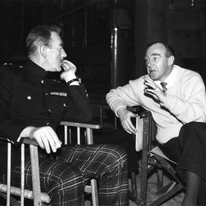 TUNES OF GLORY, from left: Alec Guinness, director Ronald Neame on set, 1960, tog1960ur-fsct05, Photo by:  (tog1960ur-fsct05)