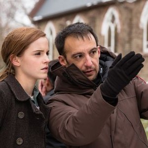 REGRESSION, (aka REGRESION), from left: Emma Watson, director Alejandro Amenabar, on location, 2015. ph: Jan Thijs/© The Weinstein Company