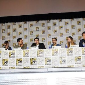 Once Upon A Time In Wonderland, from left: Emma Rigby, Michael Socha, Adam Horowitz, Edward Kitsis, Sophie Lowe, Peter Gadiot, 10/10/2013, ©ABC