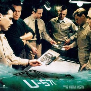 U-571, Matthew Settle (holding photograph front), David Keith (arms folded), Jake Weber (hand on phtograph left), Bill Paxton (hands on hips), Matthew McConaughey (right), 2000, © Universal