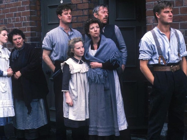 その他 Catherine Cookson&#39;s Fifteen Streets [VHS] MV5BMTMwNTUzNjI3N15BMl5BanBnXk