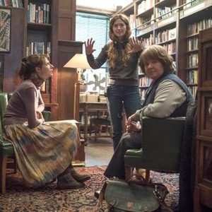 CAN YOU EVER FORGIVE ME?, FROM LEFT: DOLLY WELLS AS ANNA, DIRECTOR MARIELLE HELLER, MELISSA MCCARTHY AS LEE ISRAEL, ON SET, 2018. PH: MARY CYBULSKI/TM & COPYRIGHT © FOX SEARCHLIGHT PICTURES. ALL RIGHTS RESERVED.