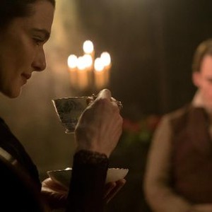 MY COUSIN RACHEL, FROM LEFT: RACHEL WEISZ, SAM CLAFLIN, 2017. PH: NICOLA DOVE/TM AND COPYRIGHT © FOX SEARCHLIGHT PICTURES. ALL RIGHTS RESERVED.