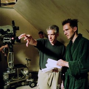 SPIDER, Director David Cronenberg, Ralph Fiennes on the set, 2002, (c) Sony Pictures Classics