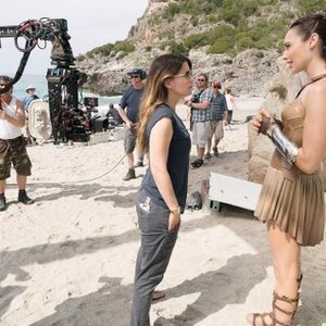 WONDER WOMAN, L-R: DIRECTOR PATTY JENKINS, GAL GADOT ON SET, 2017. PH: CLAY ENOS/©WARNER BROS.