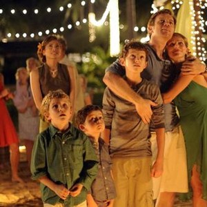 THE IMPOSSIBLE, family group, front, clockwise from top: Ewan McGregor, Naomi Watts, Tom Holland, Oaklee Pendergast, Samuel Joslin, 2012. ©Summit Entertainment