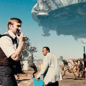 DISTRICT 9, from left: Sharlto Copley, Mandla Gaduka, Kenneth Nkosi, 2009. ©Sony Pictures Entertainment
