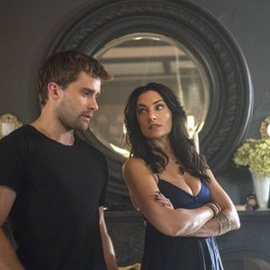 Witches of East End, Christian Cooke (L), Mädchen Amick (R), 'Smells Like King Spirit', Season 2, Ep. #9, 09/14/2014, ©LIFETIME