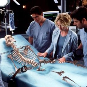 HOLLOW MAN, Kim Dickens, Josh Brolin, Elisabeth Shue, Greg Grunberg, 2000, confronting invisible man's skeleton