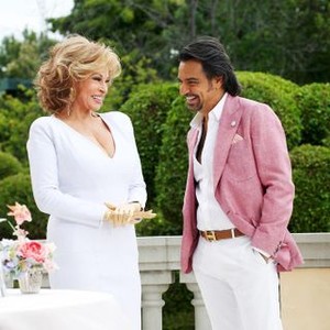 HOW TO BE A LATIN LOVER, FROM LEFT: RAQUEL WELCH, EUGENIO DERBEZ, 2017. PH: CLAUDETTE BARIUS/© PANTELION
