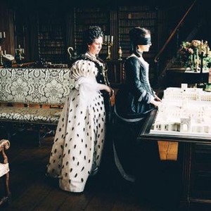 THE FAVOURITE, FROM LEFT: OLIVIA COLMAN, RACHEL WEISZ, 2018. PH: ATSUSHI NISHIJIMA/TM & COPYRIGHT © FOX SEARCHLIGHT PICTURES. ALL RIGHTS RESERVED.