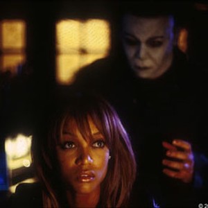 Michael Myers and Tyra Banks in Rick Rosenthal's HALLOWEEN RESURRECTION. photo 16