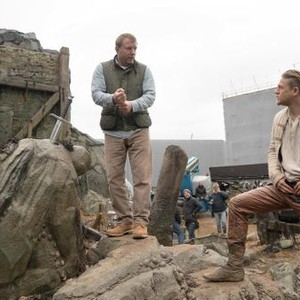 KING ARTHUR: LEGEND OF THE SWORD, FROM LEFT: DIRECTOR GUY RITCHIE, CHARLIE HUNNAM, ON SET, 2017. PH: DANIEL SMITH/© WARNER BROS. PICTURES