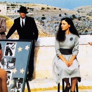 THE STAR MAKER, (aka L'UOMO DELLE STELLE), Tiziana Lodato (on stool), Sergio Castellitto (right), 1995, © Miramax