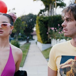 UNDER THE SILVER LAKE, FROM LEFT: GRACE VAN PATTEN, ANDREW GARFIELD, 2018. © A24
