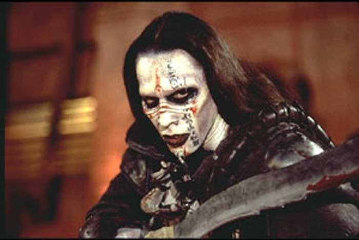 Setelah para penambang membuka konstruksi Mars di tanah dan mengeluarkan debu merah, siapa pun yang menghirup debu tersebut berubah menjadi psikopat yang agresif dan berbahaya.