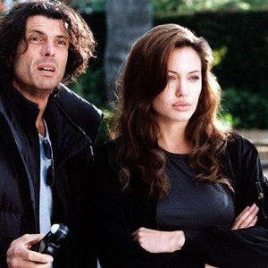MR. AND MRS. SMITH, director Doug Liman, Angelina Jolie on set, 2005, TM & Copyright (c) 20th Century Fox Film Corp. All rights reserved.