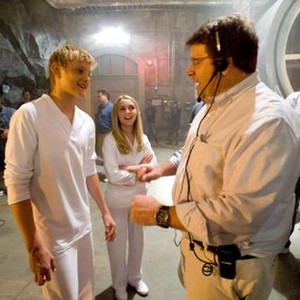RACE TO WITCH MOUNTAIN, Alexander Ludwig (front left), AnnaSophia Robb (center, arms folded), director Andy Fickman (front right), on set, 2009. ©Walt Disney Co.