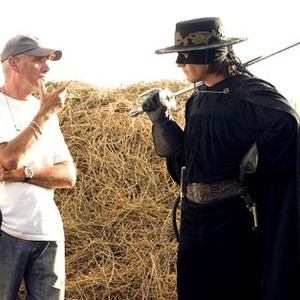 THE LEGEND OF ZORRO, director Martin Campbell, Antonio Banderas on set, 2005, (c) Columbia