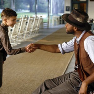 Bagger Vance (WILL SMITH) agrees to hire young Hardy Greaves (J. MICHAEL MONCRIEF) as Rannulph Junuh's forecaddie. photo 2