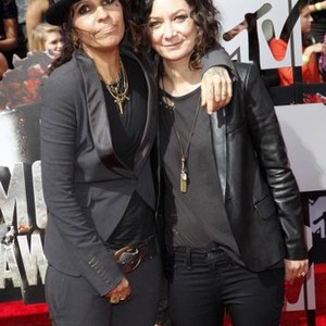 Linda Perry, Sara Gilbert at arrivals for 2014 MTV Movie Awards - Arrivals 2, Nokia Theatre L.A. LIVE, Los Angeles, CA April 13, 2014. Photo By: Emiley Schweich/Everett Collection