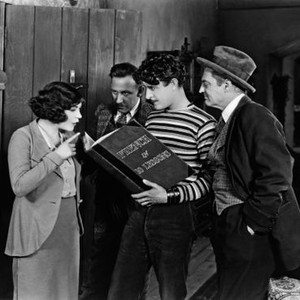 THE SHOW, from left: Renee Adoree, director Tod Browning, John Gilbert, Lionel Barrymore, 1927 theshow1927-fsct03(theshow1927-fsct03)