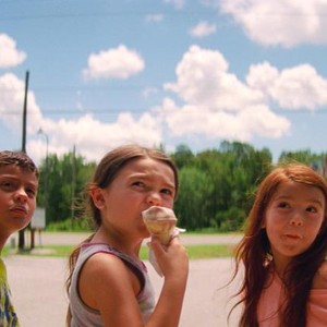 THE FLORIDA PROJECT, FROM LEFT: CHRISTOPHER RIVERA, BROOKLYNN PRINCE, VALERIA COTTO, 2017. ©A24
