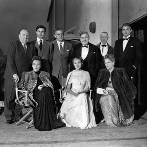 THE PARADINE CASE, (front row), Joan Tetzel, Ann Todd, Ethel Barrymore, (back row), director Alfred Hitchcock, Louis Jourdan, producer David O. Selznick, Charles Laughton, Charles Coburn, Gregory peck, on-set, 1947