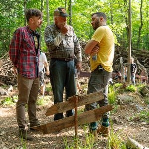 PET SEMATARY, FROM LEFT: DIRECTOR KEVIN KOLSCH, JOHN LITHGOW, DIRECTOR DENNIS WIDMYER, ON SET, 2019. PH: KERRY HAYES/© PARAMOUNT