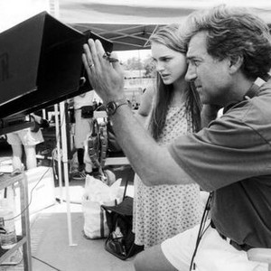 WHERE THE HEART IS, from left: Natalie Portman, director Matt Williams, on set, 2000. ©20th Century-Fox Film Corporation, TM & Copyright