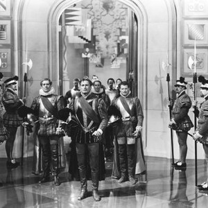THE PRIVATE LIVES OF ELIZABETH AND ESSEX, Errol Flynn as The Earl of Essex (front), rear from left: Robert Warwick, Ralph Forbes, 1939