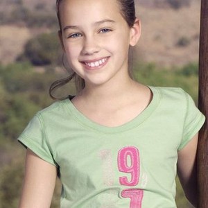 Mary Mouser as Mia