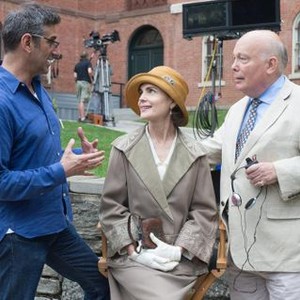 THE CHAPERONE, (LEFT TO RIGHT): DIRECTOR MICHAEL ENGLER, ELIZABETH MCGOVERN, JULIAN FELLOWES, ON-SET, 2018. PH: BARRY WETCHER/© PBS DISTRIBUTION