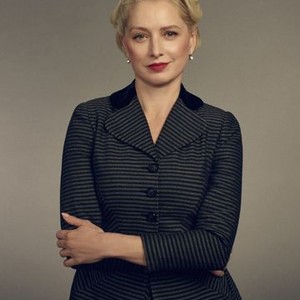 Katherine LaNasa as Gloria Grandbilt