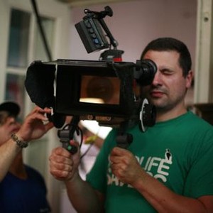 EVERYBODY IN OUR FAMILY, (aka TOATA LUMEA DIN FAMILIA NOASTRA), director Radu Jude, on set, 2012. ©Films Boutique