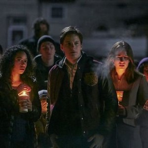 Between, Shailene Garnett (L), Justin Kelly (C), Brooke Palsson (R), 05/21/2015, ©NETFLIX
