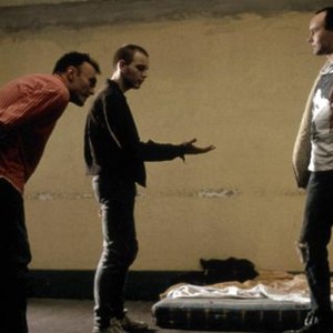 TRAINSPOTTING, director Danny Boyle, Ewan McGregor, Irvine Welsh on set, 1996, (c) Miramax
