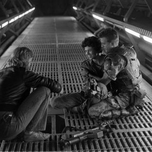ALIENS, FROM LEFT: DIRECTOR JAMES CAMERON, SIGOURNEY WEAVER, MICHAEL BIEHN, ON SET, 1986, TM AND COPYRIGHT © 20TH CENTURY-FOX FILM CORP. ALL RIGHTS RESERVED.
