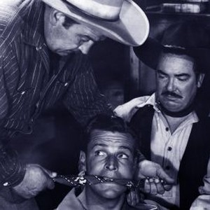 Outlaws of the Plains (1946) photo 4